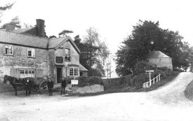 The Three Horseshoes, Princethorpe, 1905. Horse, cart & figures outside the pub | Reproduced with the kind permission of Warwickshire Libraries and Information Service; Warwickshire County Record Office reference  PH 350/2281, Locke and England