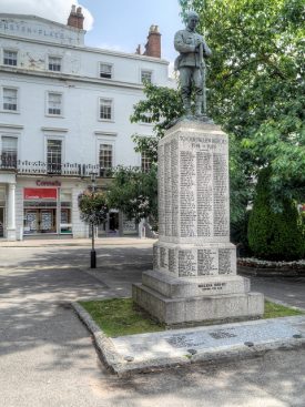 The town’s War Memorial bears witness to the number of its young men who gave their lives during the First World War. | © Copyright David Dixon and licensed for reuse under the Creative Commons Attribution-ShareAlike 2.0 Generic Licence.