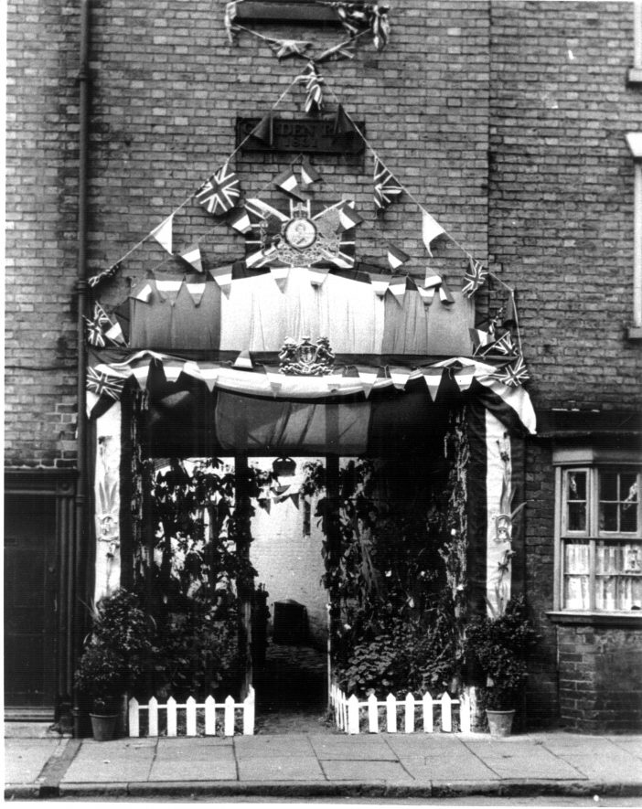Garden Row, c. 1950s. C118-F58 on the Atherstone House History project. | Image courtesy of The Friends of Atherstone Heritage, Marion Alexander.