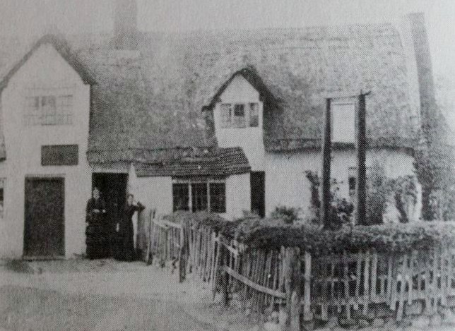 The Old Red Lion, Bridge Street, Polesworth. A thatched gabled building, with yard. | Image courtesy of Neville Upton