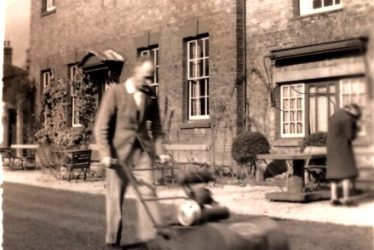Warwick.  The Old Bowling Green Hotel
