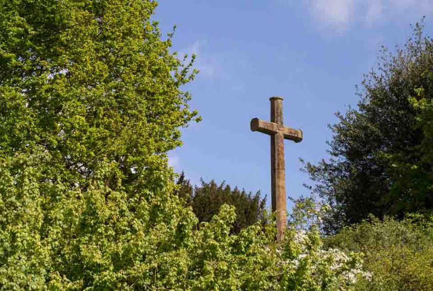 The war memorial cross at Snitterfield, from the A46. Unseen by most who pass on that busy road. 2019. | Image courtesy of Ian Blake