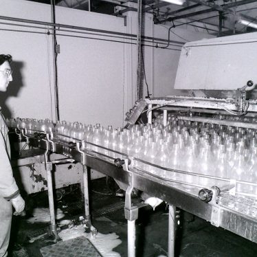 Bottle washing, Co-operative Society Dairy, Merevale Avenue, Nuneaton, 1990s. | Image courtesy of Nuneaton Memories