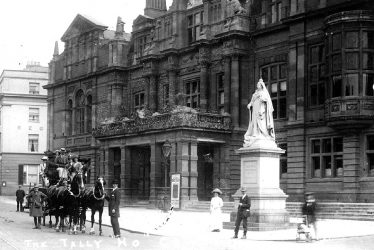 Leamington Spa.  Parade, Town Hall