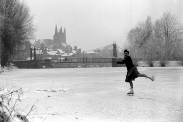 Leamington Spa.  River Leam, skating