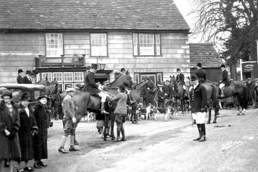Gaydon.  Hunt Meet at Gaydon Inn