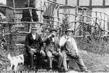 Hunningham.  Red Lion with drinkers outside
