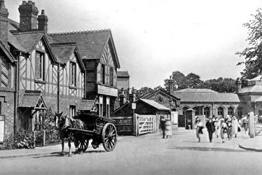Kenilworth.  Railway Station, approach