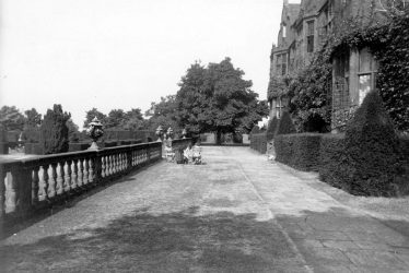 Moreton Morrell.  Moreton Paddox, terrace