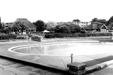 Warwick.  St Nicholas' Park, pool