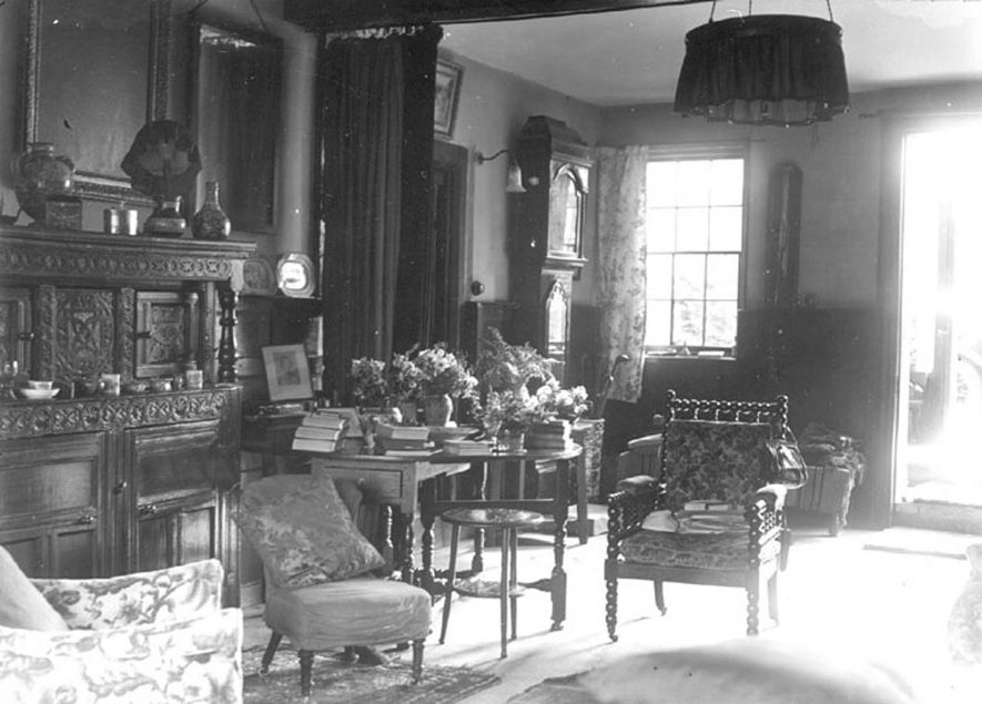 Interior of the drawing room of Alveston Manor.  1920s |  IMAGE LOCATION: (Warwickshire County Record Office)