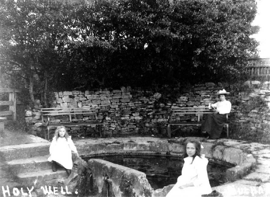 Holy Well, Southam. Mrs G. Adams and her two nieces, Dorothy Cardall (left) and Cissie Cardall.  1905 |  IMAGE LOCATION: (Warwickshire County Record Office) PEOPLE IN PHOTO: Cardall, Dorothy, Cardall, Cissie, Cardall as a surname, Parsons as a surname, Adams as a surname