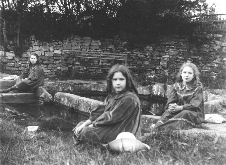 Holy Well, Southam. Cissie,  Eva and  Dorothy  Cardall (L to R).  c.1905 |  IMAGE LOCATION: (Warwickshire County Record Office) PEOPLE IN PHOTO: Cardall, Dorothy, Cardall, Cissie, Cardall, Eva, Cardall as a surname