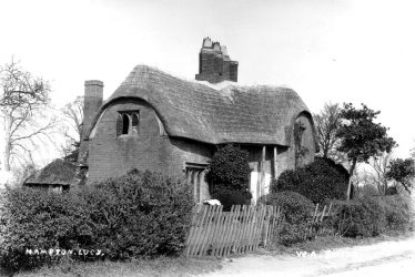 Hampton Lucy.  Thatched cottage