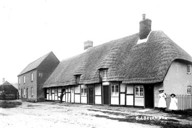 Quinton, Lower.  Thatched cottages