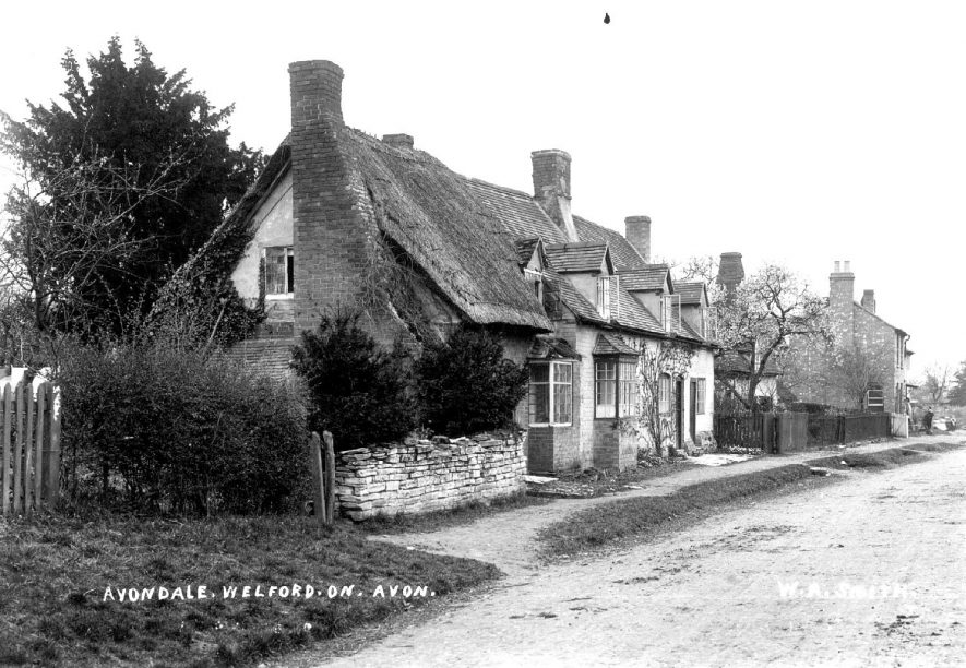 Cottages in Avondale, Welford on Avon.  1900s |  IMAGE LOCATION: (Warwickshire County Record Office)