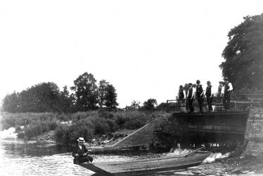 Welford on Avon.  River Avon, weir