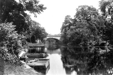 Warwick.  Banbury Road, Castle Bridge