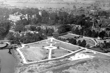 Warwick.  Aerial view of Castle and St Nicholas' Park