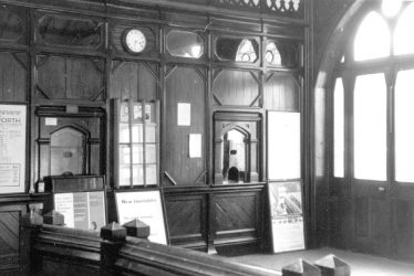 Kenilworth.  Railway Station, booking hall