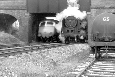 Warwick.  Cape Road Bridge, trains under