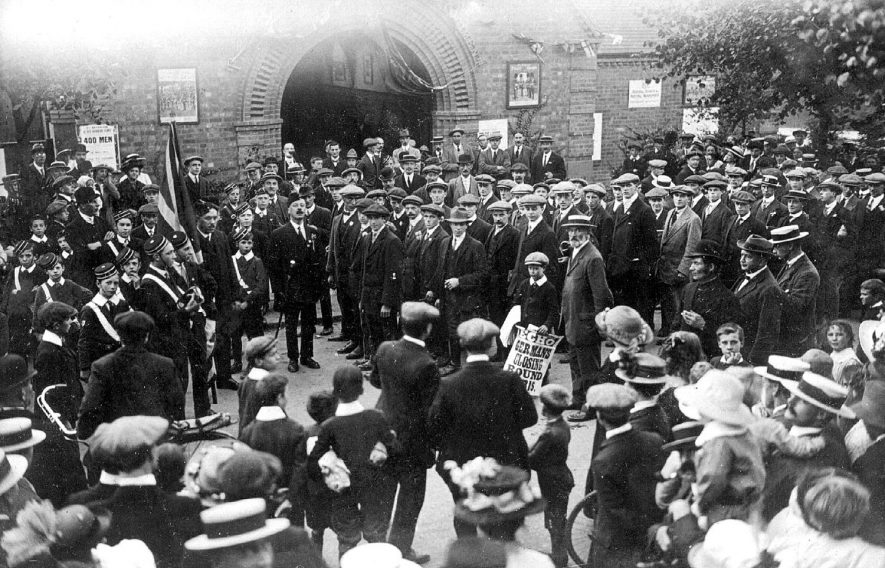 Recruits outside The Royal Warwickshire Regimental Offices in Rugby.  September 5th 1914 |  IMAGE LOCATION: (Warwickshire County Record Office)