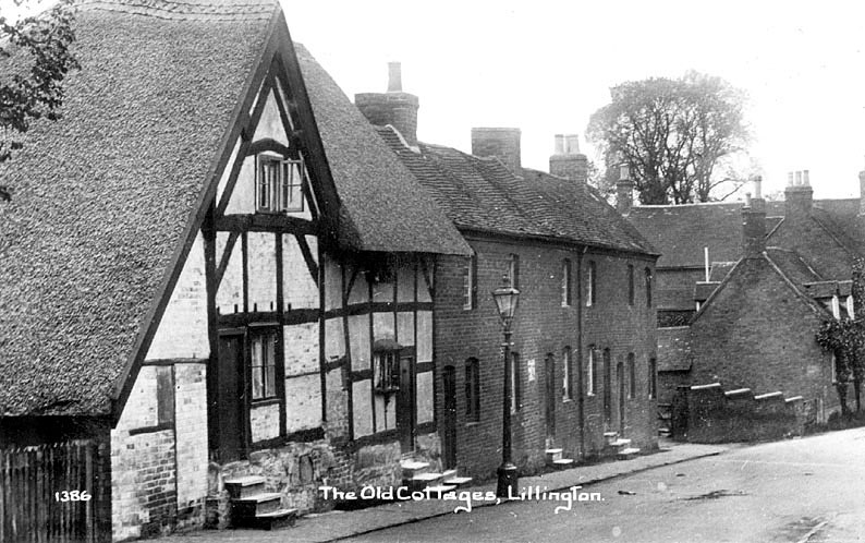 Row of old cottages, some thatched and timber framed in Lillington.  1900s |  IMAGE LOCATION: (Warwickshire County Record Office)