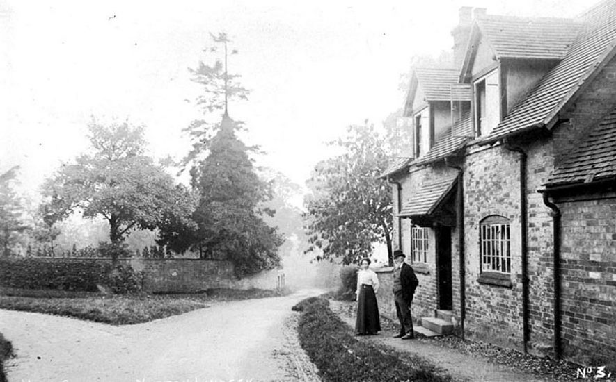 Vine Cottage, Norton Lindsey.  1913 |  IMAGE LOCATION: (Warwickshire County Record Office)