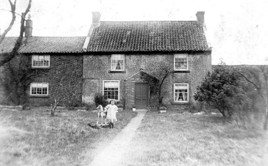 A cottage in Oxhill.  1906 |  IMAGE LOCATION: (Warwickshire County Record Office)