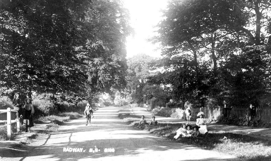 Group of children in road at Radway.  1900s |  IMAGE LOCATION: (Warwickshire County Record Office)