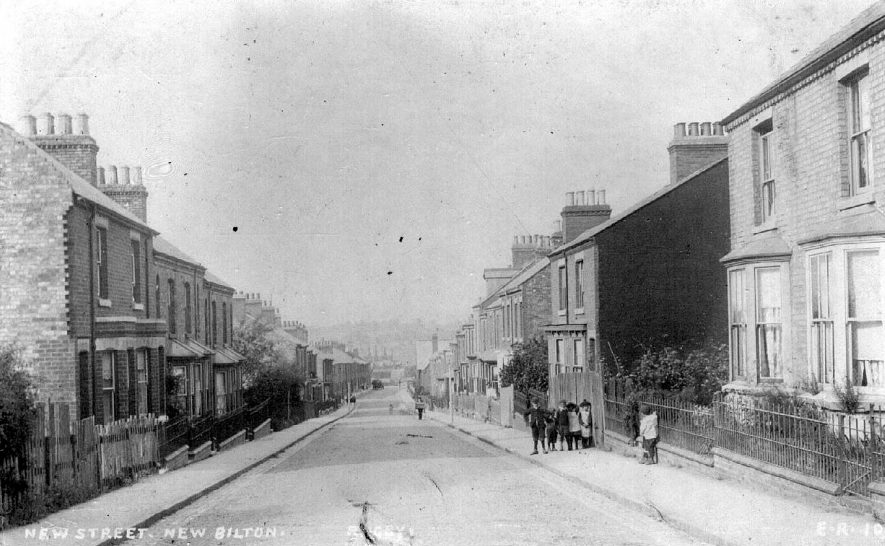 New Street in New Bilton showing houses and a group of children.  1900s |  IMAGE LOCATION: (Warwickshire County Record Office)