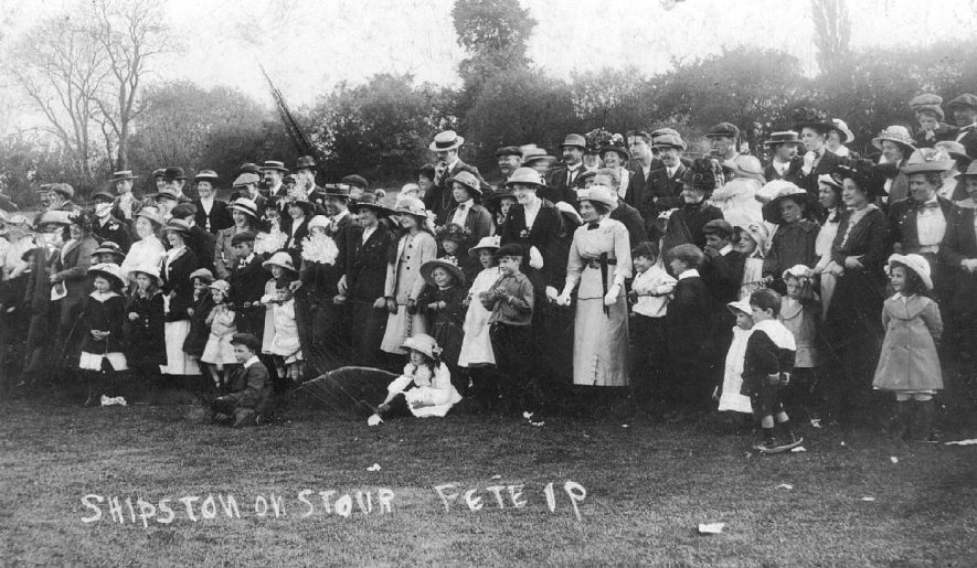 Crowds at Shipston on Stour fete.  1900s |  IMAGE LOCATION: (Warwickshire County Record Office)