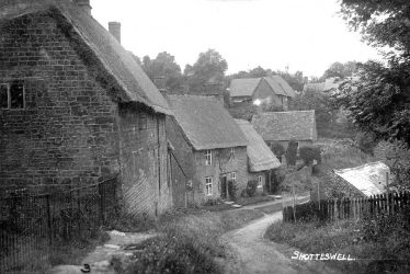 Shotteswell.  Thatched cottages