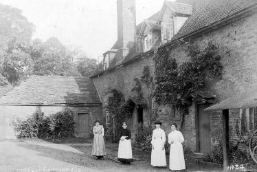 Snitterfield.  Cottages