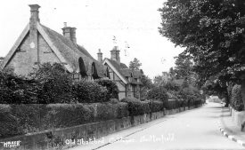 Thatched cottages at Snitterfield.  1930s |  IMAGE LOCATION: (Warwickshire County Record Office)
