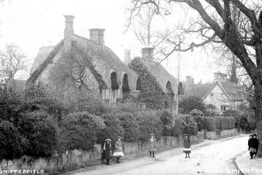 Snitterfield.  Thatched cottages