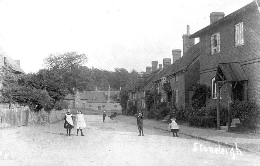 Village scene in Stoneleigh.  1900s |  IMAGE LOCATION: (Warwickshire County Record Office)