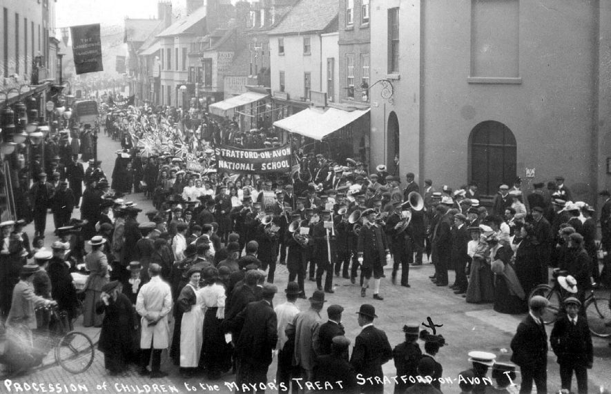 Children processing to the Mayor's Treat through Wood Street, Stratford upon Avon.  1900s |  IMAGE LOCATION: (Warwickshire County Record Office)