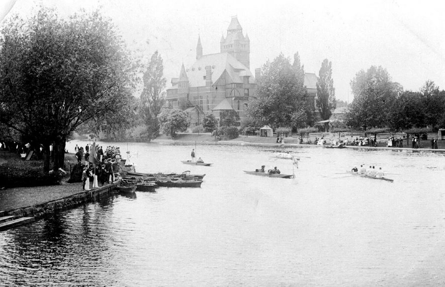 A race of coxed fours on the River Avon with the Memorial Theatre in the background, Stratford upon Avon.  1900s |  IMAGE LOCATION: (Warwickshire County Record Office)