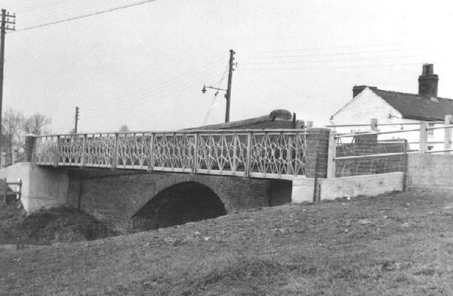 Cuttle Bridge, Long Itchington.  A view of the bridge following repair after a lorry drove into it. 1964, and showing The Two Boats Inn.  1964 |  IMAGE LOCATION: (Warwickshire County Record Office)