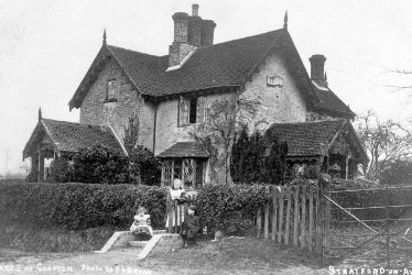 Stratford upon Avon.  Cottages at Clopton