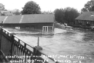 Stratford upon Avon.  Collins boat house in flood