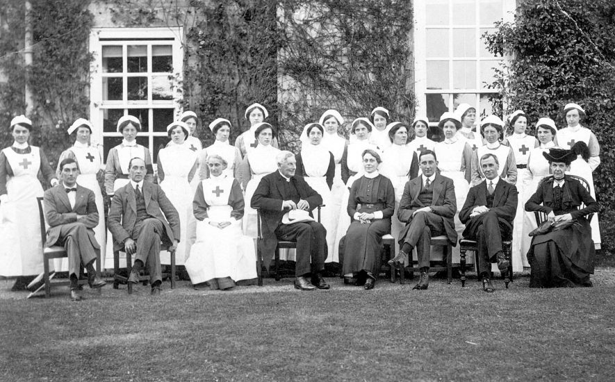 Nurses and medical staff outside Clopton House war hospital, Stratford upon Avon.  1917 |  IMAGE LOCATION: (Warwickshire County Record Office)