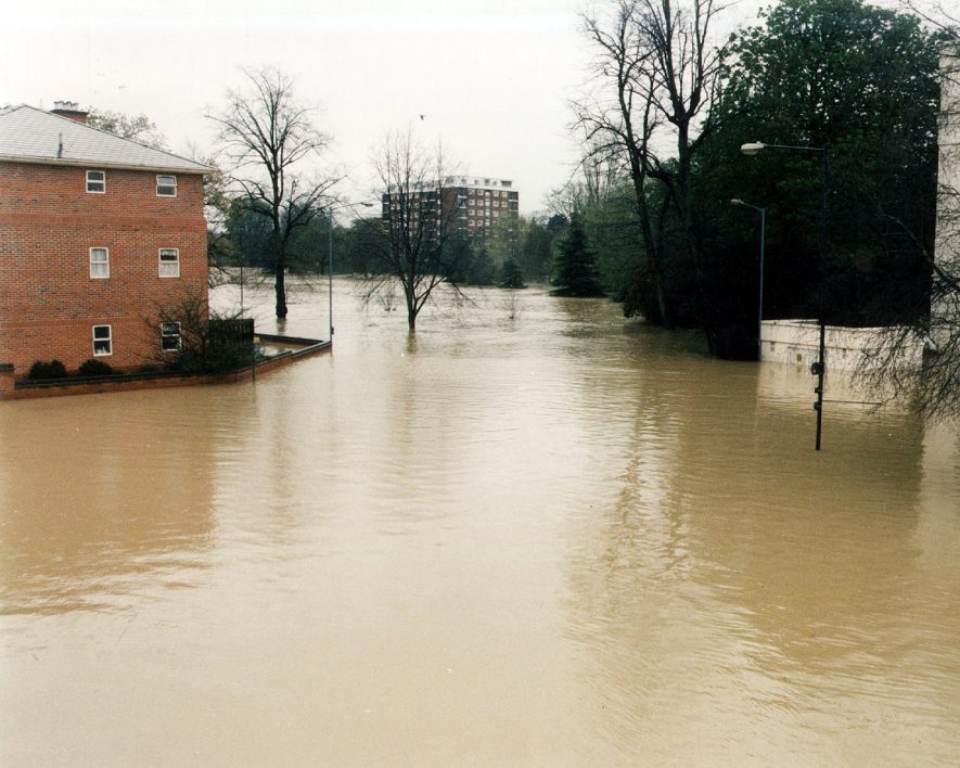 Easter Floods at Dormer Place and Pump Rooms Gardens.  10th April 1998 |  IMAGE LOCATION: (Leamington Library)