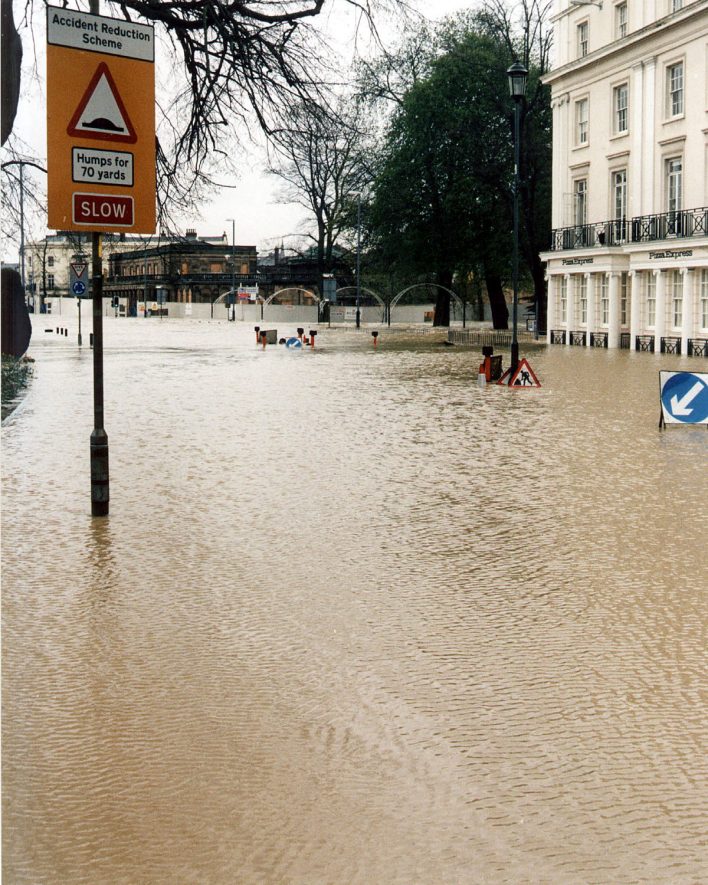 Easter floods, The Parade, Leamington. 10th April, 1998. |  IMAGE LOCATION: (Leamington Library)