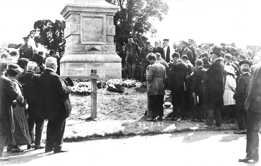 Unveiling of the memorial to the 29th Division at the crossing of the Fosse Way and the A45 - London road, Stretton on Dunsmore.  1921 |  IMAGE LOCATION: (Warwickshire County Record Office)
