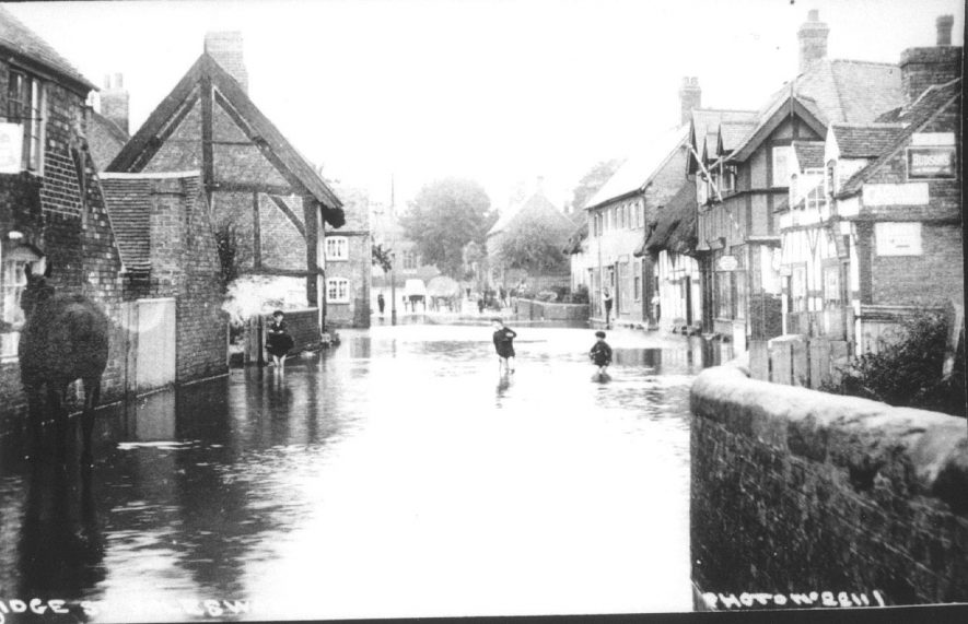 Children playing in floods in Bridge Street, Polesworth.  1910s |  IMAGE LOCATION: (Atherstone Library)