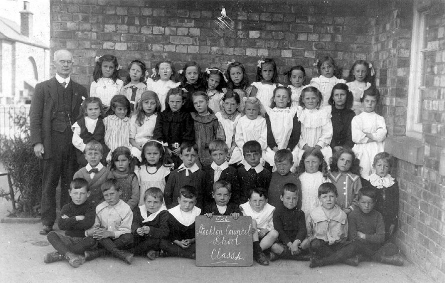 Stockton School group photograph. Class 4 J24.  1910s |  IMAGE LOCATION: (Warwickshire County Record Office)