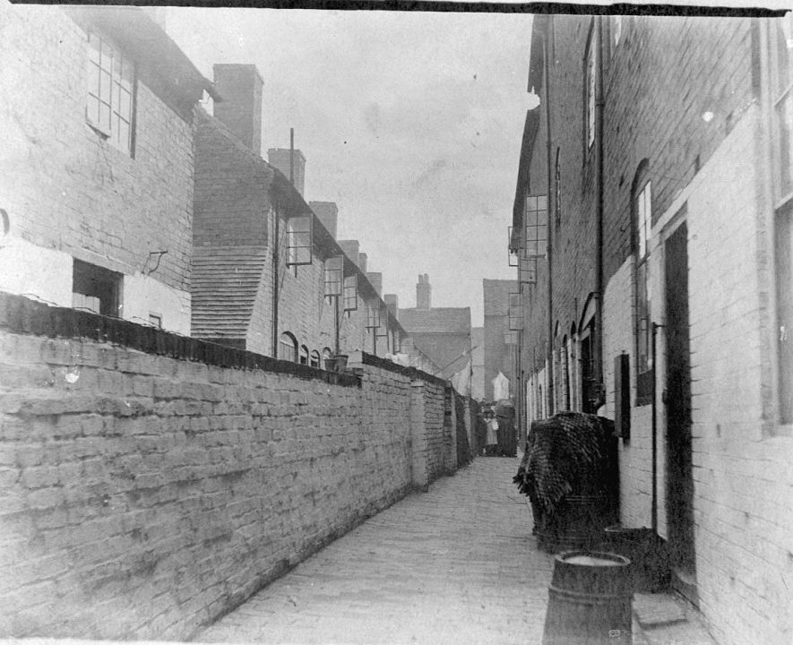 67-69 Spencers Yard towards Station Street.  Druids Arms Yard to the left. The nameplate was still in existence in 1977.  1900s |  IMAGE LOCATION: (Warwickshire County Record Office)