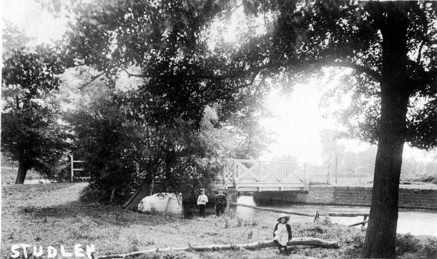 Children beside a bridge over the River Arrow at Studley.  1900s |  IMAGE LOCATION: (Warwickshire County Record Office)